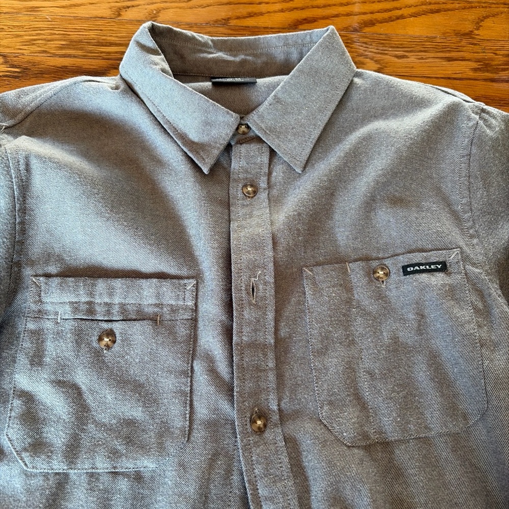 Oakley Men’s Light Gray Casual Button-Down Shirt